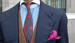 nudo de corbata fino o estrecho